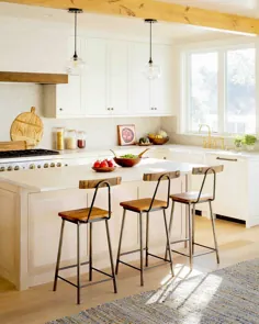 مجله Decor Maine در اینستاگرام: «آشپزخانه این خانه دریاچه ای مدرن و روستایی دارای میزهای آشپزخانه و چهارپایه کوارتز توسط بن لیویت ، فلزکار ماین است.  عکس از... ”