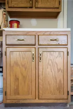 چگونه می توان کابینت های آشپزخانه بلوط را مانند یک حرفه ای رنگ آمیزی کرد