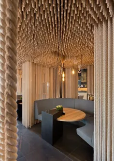 تقسیم کننده های اتاق ساخته شده از طناب این رستوران را به تجربه ای منحصر به فرد تبدیل می کنند
