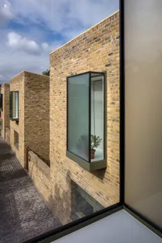 پیتر باربر برای نمای خانه های Moray Mews از پنجره های اوریل استفاده می کند