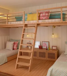 این اتاق خواب دخترانه زیبا با فضای بازی مرتفع طراحی شده است