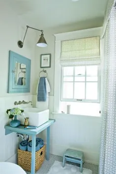حمام ساحلی آبی + سفید: رنگ فارو و توپ + وسایل عتیقه ، از Coastal Living