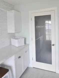یک اتاق خشکشویی سفید و نعنایی زیبا و کاربردی -
