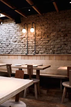 چوب ، سنگ و خشت خلوت فضای دنجی را برای رستوران مریتو لیما ایجاد کرده است