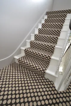 فرش هندسی فرش هندسی 1–002 ، دونده های راه پله نصب شده با نوار اتصال کوک کور