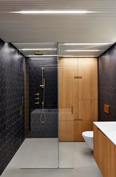 ایده های حمام: نحوه ترکیب رنگ سیاه ، برنجی ، سفید و چوب به طور کامل