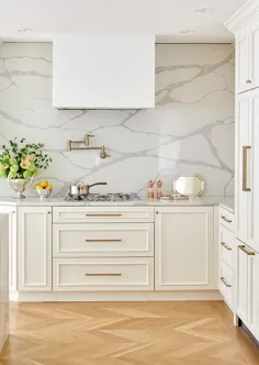 کف های چوبی Chevron Blond در آشپزخانه سفید خامه ای - انتقالی - آشپزخانه