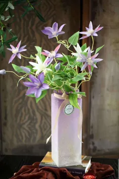 گلدان شیشه ای مربعی شکل و ساخته شده با روبان ابریشم و برگردان های تزئینی