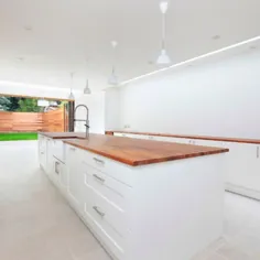 آشپزخانه سنتی سفید با میز کار چوبی Iroko