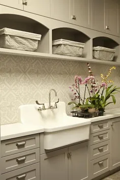کابینت های اتاق لباسشویی خاکستری با کش های پرنعمت و سینک ظرفشویی - انتقالی - اتاق لباسشویی