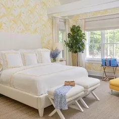 اتاق خواب سفید و زرد با سقف طاق دار و چهارپایه سفید X - انتقالی - اتاق خواب