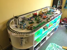 میز لگو DIY با قطار قطار و فضای ذخیره سازی برای اسباب بازی ها