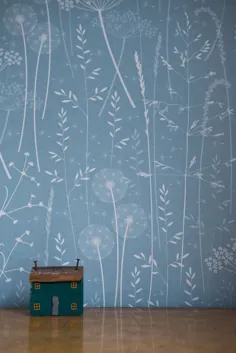 کاغذ دیواری کاغذ Meadow in 'teal' توسط هانا نون ، یک دیوار گیاه گیاه گل آبی با سر بذر علفزار و علف