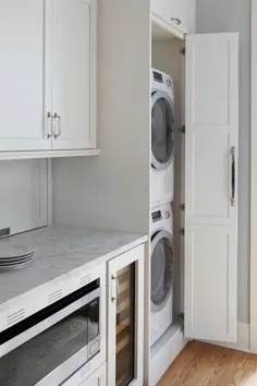 آشپزخانه سبک گالی با واشر و خشک کن انباشته پنهان در کابینت - انتقالی - آشپزخانه