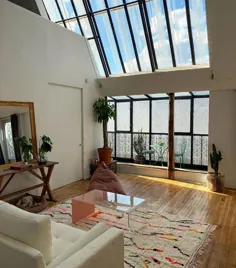 ؟  در اینستاگرام: "این آپارتمان شیروانی بسیار خیره کننده است ... و من بلافاصله به آن فرش در خانه خود احتیاج دارم.  اعتبار:chloelecareux #anttinurmesniemi # داخلی... "