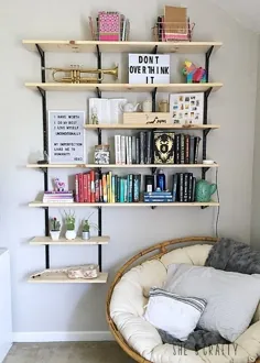 چگونه قفسه های کتاب باز را در اتاق خواب نوجوانان آویزان و سبک کنیم