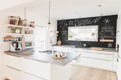 Küche mit Tafelwand und Weihnachtsmotiv - آشپزخانه سیاه با تخته های تخته ای Xmas