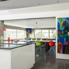 آشپزخانه سفید با کارهای هنری رنگارنگ |  خانه ایده آل