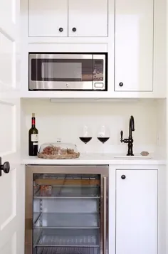 انبار کوچک باتلر با یخچال مایکروویو و شیشه جلوی شیشه - انتقالی - آشپزخانه