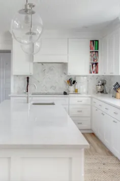 تور خانه سقوط آشپزخانه رویایی: جزیره سفید آشپزخانه با کابینت های سفید
