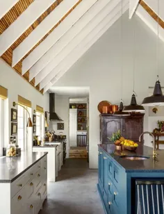 آشپزخانه جادار با پنجره های زیادی در زیر سقف شیب دار در یک مزرعه بازسازی شده مشرف به دره Franschhoek ، کیپ غربی ، آفریقای جنوبی [2579 197 1975]