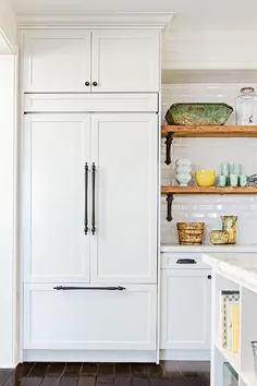 آشپزخانه ای با رنگ سفید روشن به صورت آنلاین دوباره طراحی شده است