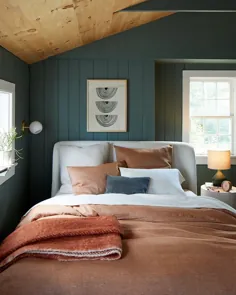 نارون غربی |  مبلمان + دکوراسیون در اینستاگرام: ”آیا می خواهید یک اتاق خواب کوچک احساس خاصی داشته باشید؟  با رنگ خلاق شوید!  در این اتاق خواب درthelorca ، تابلو آبی تخته سنگ در برابر ما ظاهر می شود ... "