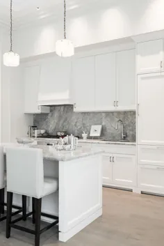 آشپزخانه سفید با لهجه های خاکستری و یخچال یکپارچه ایده ای روشن برای این خانه است