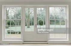 پنجره های چوبی سفید و درهای پاسیوی گرجی زیبا ساخته شده ...