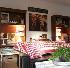 قفسه های کتاب در کنار کاناپه · خانه کوچک دنج