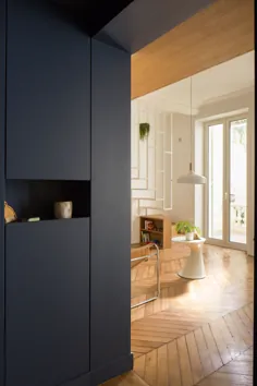 آپارتمان پاریس با پله های سفید و باریک و آشپزخانه تاریک تعمیر اساسی می شود