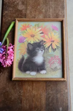 قاب چاپی پارچه ای Vintage |  K. Chin Artist بچه گربه و دیوار آویز گلها |  دکور اتاق دخترانه کوچک |  Kitschy Decor Kitten # O201