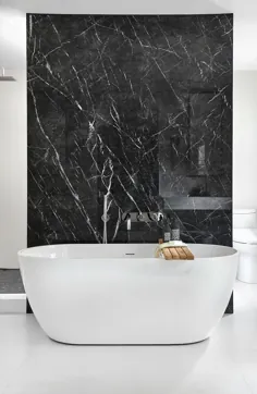 وان حمام Master Ensuite با دیوار مخصوص سنگ مرمر سیاه و سفید