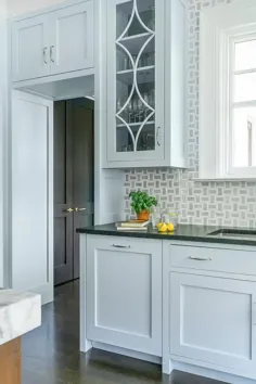 کابینت آشپزخانه با رنگ آبی روشن با میزهای گرانیت سیاه - انتقالی - آشپزخانه