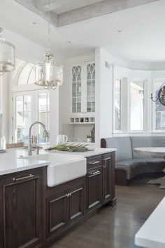 آشپزخانه سفید رنگ شده با جزیره چوب تاریک - کابینت های کریستال
