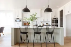 چهارپایه اسپیندل سیاه در جزیره آشپزخانه خاکستری سبز - انتقالی - آشپزخانه