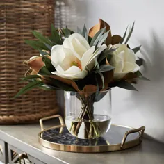 آرایش بزرگ لمسی سفید و ماگنولیا و اکالیپتوس در گلدان شیشه ای گرد