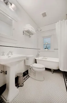کاشی کف حمام سفید سحر و جادو با کاشی های حاشیه کلید یونانی سیاه - مصنوعی - حمام