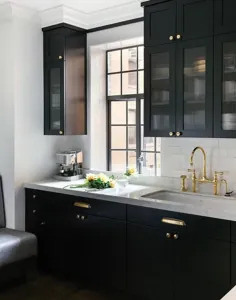 کابینت آشپزخانه مشکی با درهای نی نی شیشه ای - انتقالی - آشپزخانه