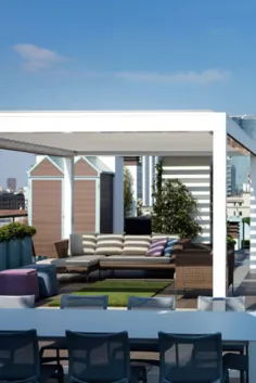 Roof Terrace Bar با سقف آلومینیومی لوور برای ایجاد یک فضای نشیمن بام سایه بان