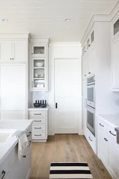 آشپزخانه خاکستری روشن با درب جیبی شربت خانه سفید - انتقالی - آشپزخانه