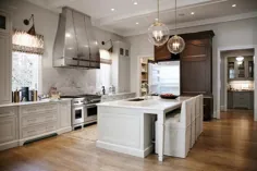 کابینت های آشپزخانه خاکستری روشن با یخچال روکش ماهون - انتقالی - آشپزخانه