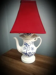 یکی از لامپ های قابلمه و لیوان چای؛  آبی و سفید با سایه قرمز