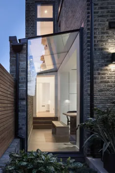 معماران Mulroy خانه ای با نورگیرهای زاویه دار و گذرگاه شیشه ای گسترش داده اند
