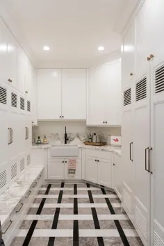 انبار آشپزخانه زاویه دار با کمد های اتاق نشیمن - انتقالی - اتاق لباسشویی
