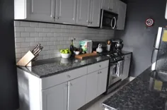یک آشپزخانه گالی سیاه و سفید