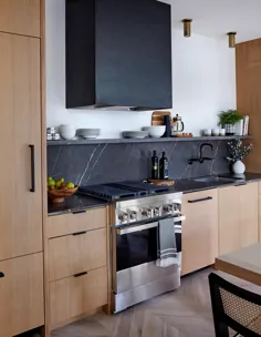 این Loft Kitchen یک منگنه گرافیکی با تعداد زیادی سیاه و بلوط را بسته بندی می کند