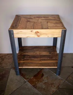 میز کناری چوبی پالت با پایه های فلزی و قفسه پایین