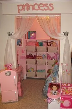 یک گوشه اتاق بازی کوچک به خانه بازی یک دختر کوچک تبدیل شده است