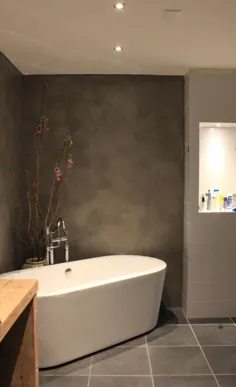 Onze badkamer met beton cire muren، vrijstaand bad en wastafel van oude vloerbalken.  عکس درب چارلی درب چارلی op Welke.nl